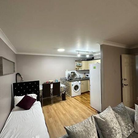 A 2 Standard Bedrooms Flat Londres Exterior foto