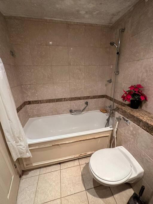 A 2 Standard Bedrooms Flat Londres Exterior foto