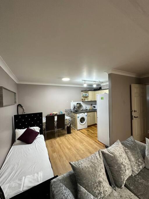 A 2 Standard Bedrooms Flat Londres Exterior foto