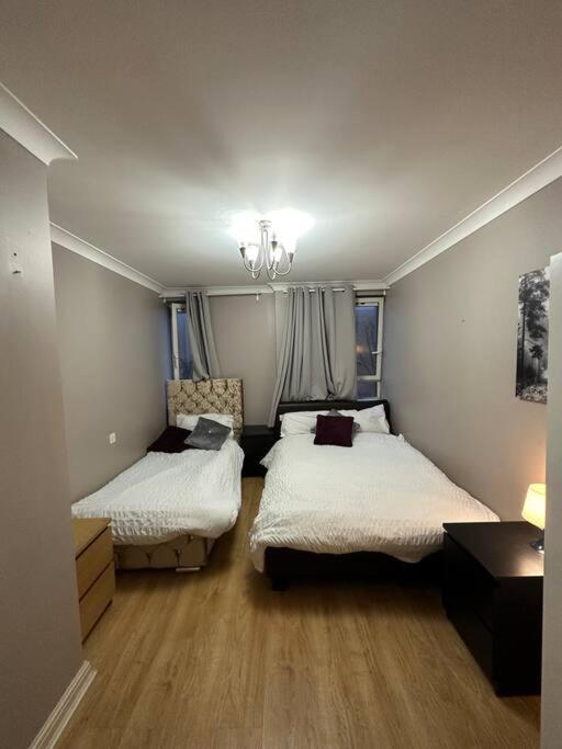 A 2 Standard Bedrooms Flat Londres Exterior foto
