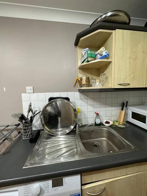 A 2 Standard Bedrooms Flat Londres Exterior foto