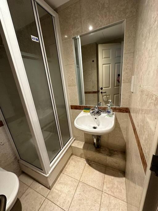 A 2 Standard Bedrooms Flat Londres Exterior foto